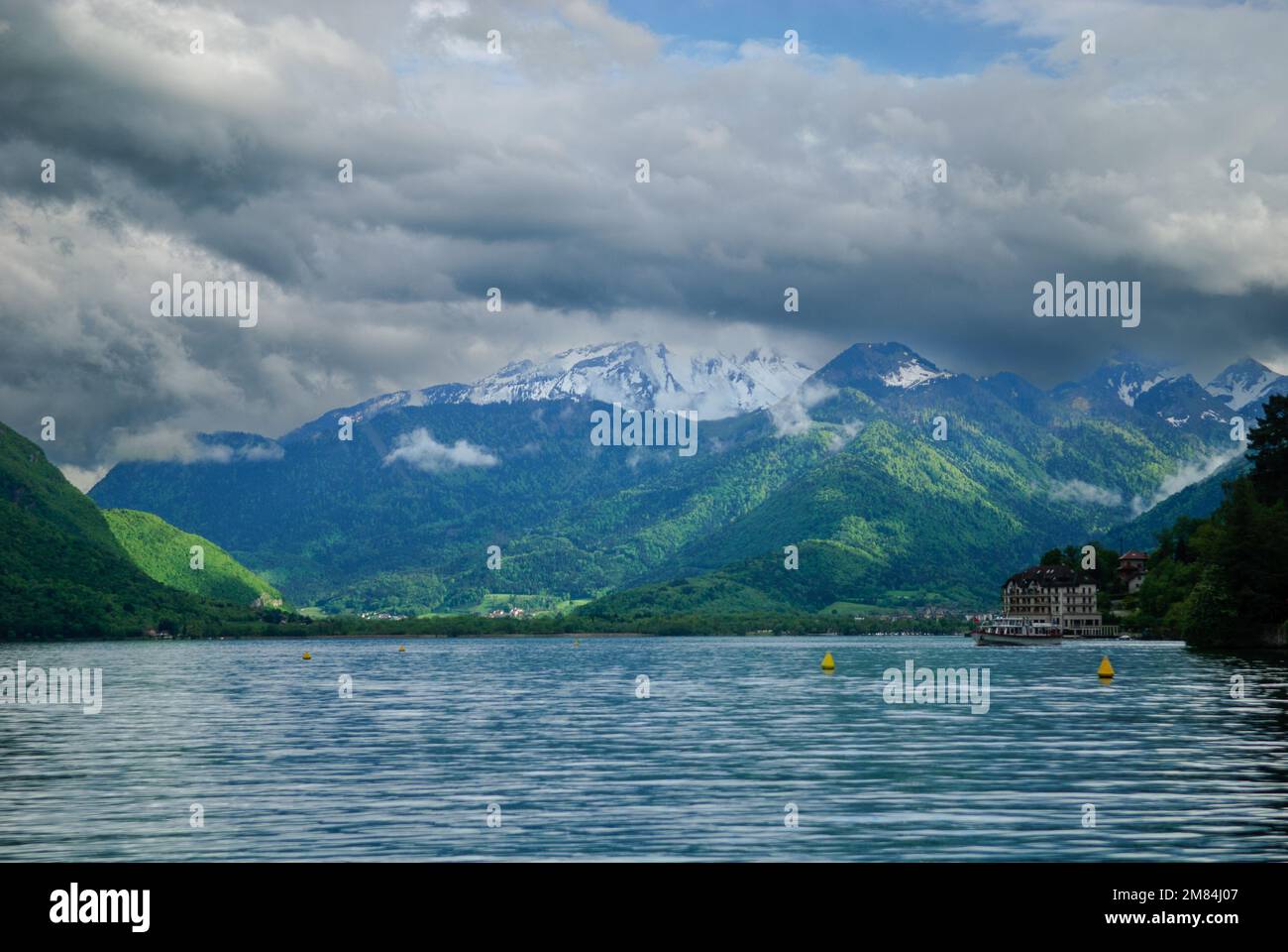 Lac d'Annecy, avec montagnes et nuages en arrière-plan Banque D'Images