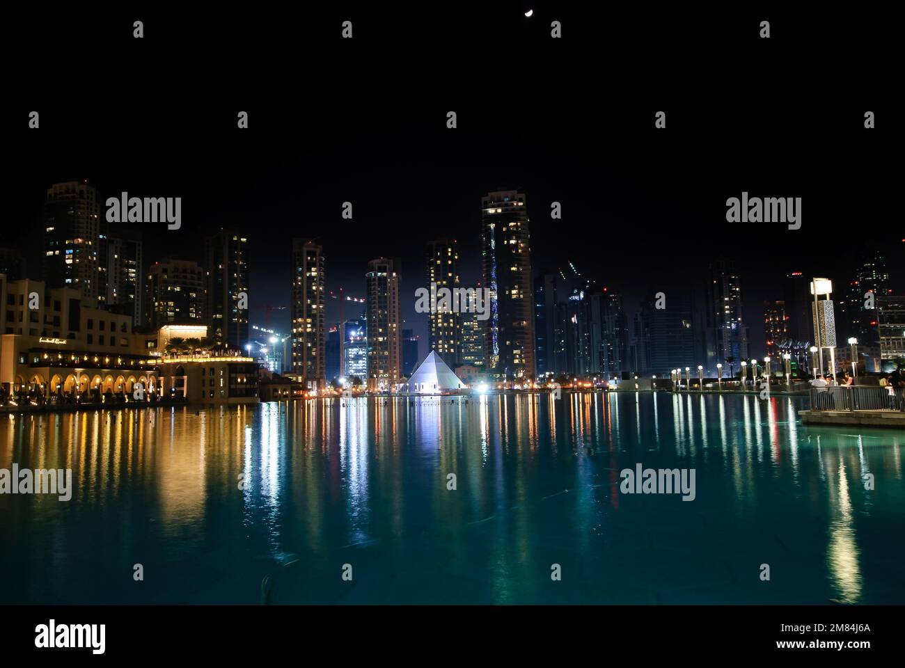 Centre-ville de Dubaï et Burj Khalifa la nuit avec lumières de la ville Banque D'Images