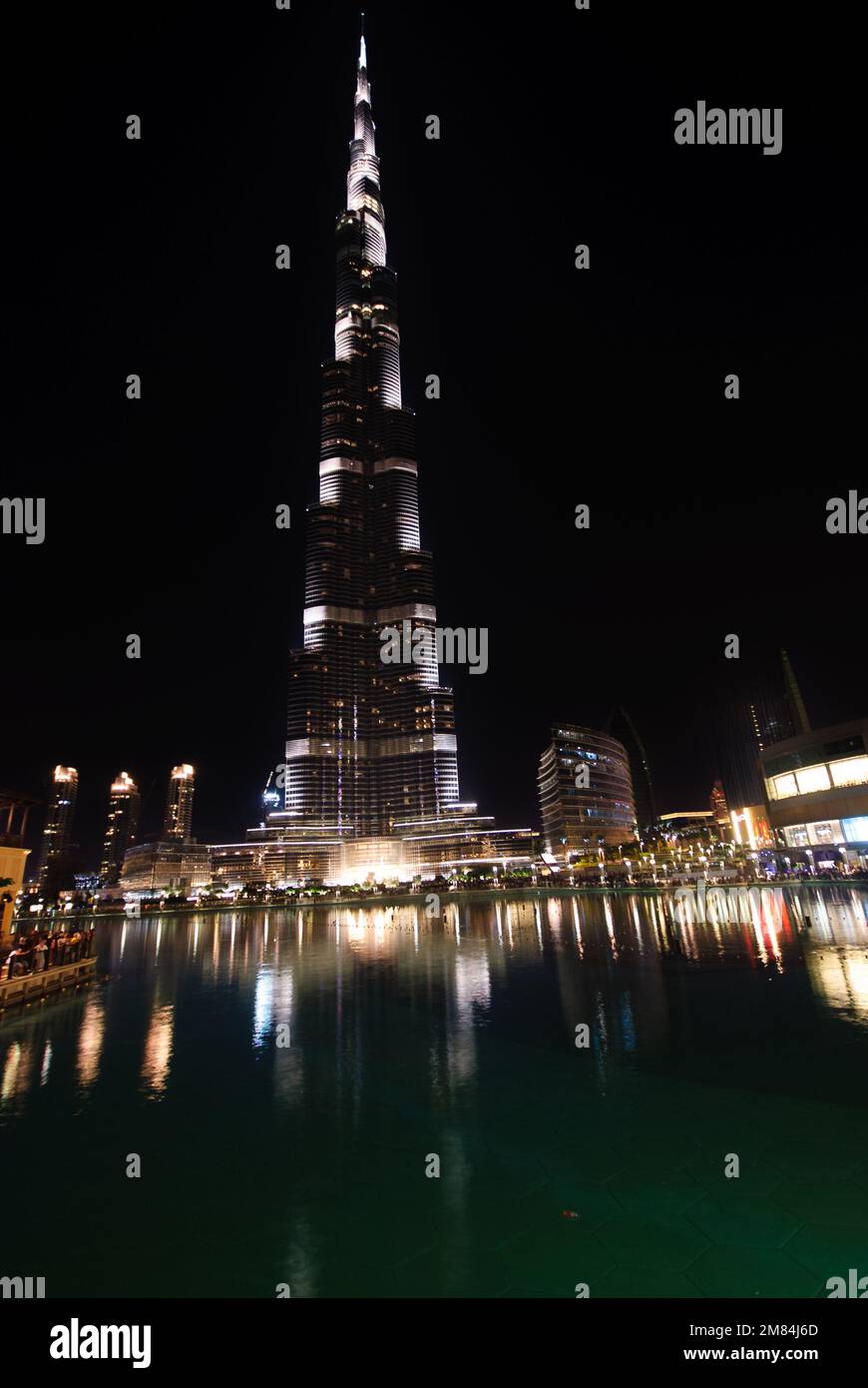 Burj Khalifa la nuit avec lumières de la ville Banque D'Images