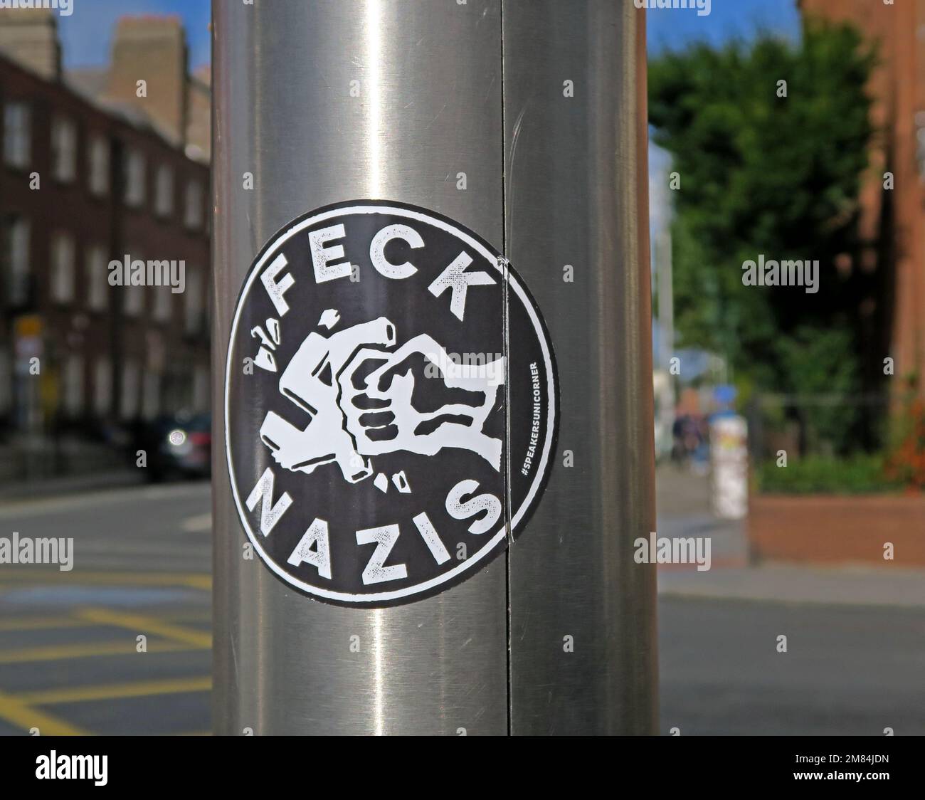 Autocollant Feck Nazis apposé sur un lampadaire au centre-ville de Dublin, Irlande Banque D'Images