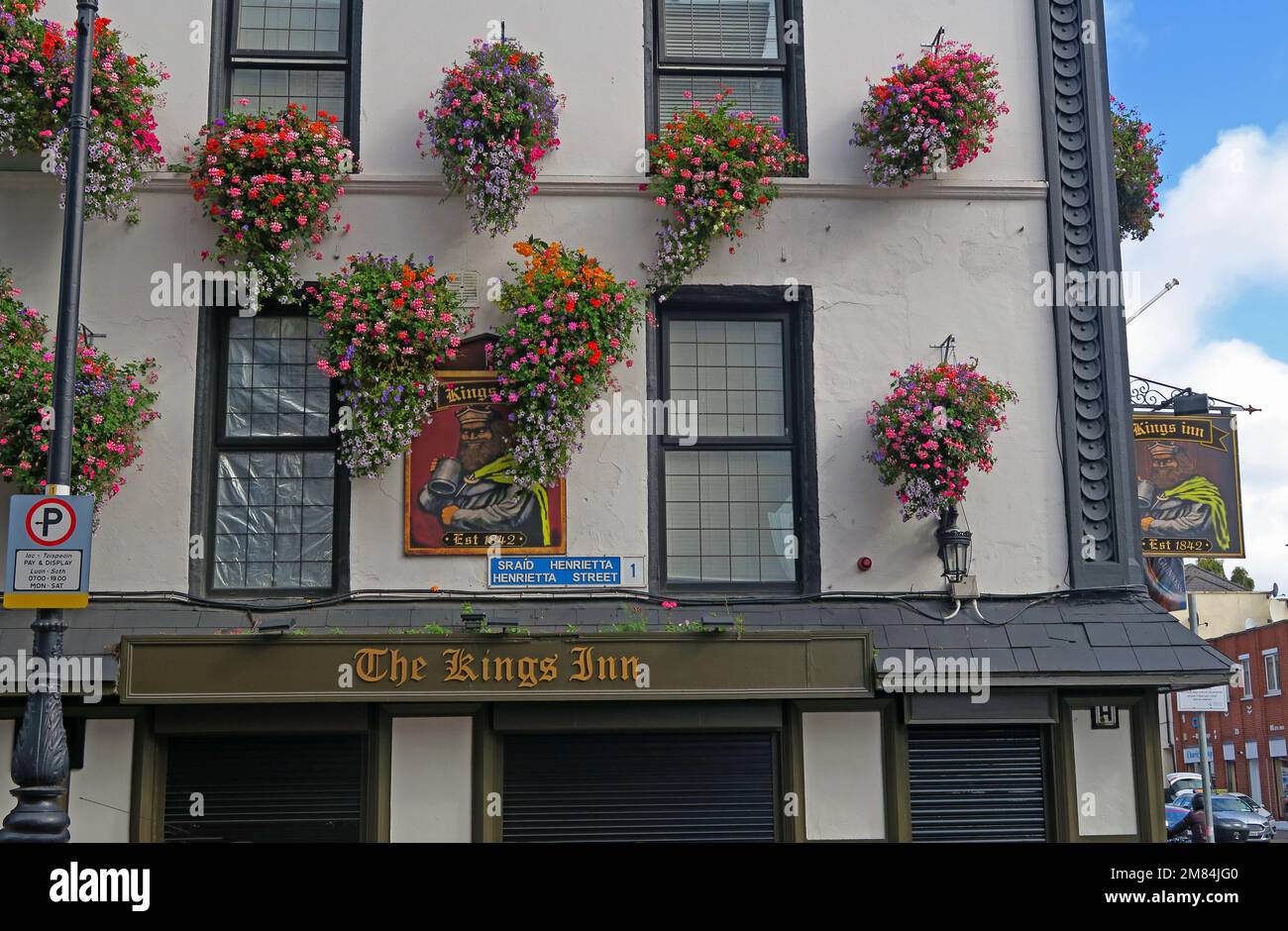 Le Kings Inn, rue Henrietta, Dublin, D01 KF59, Eire, Irlande, à la fin de l'été avec des paniers de fleurs suspendus Banque D'Images