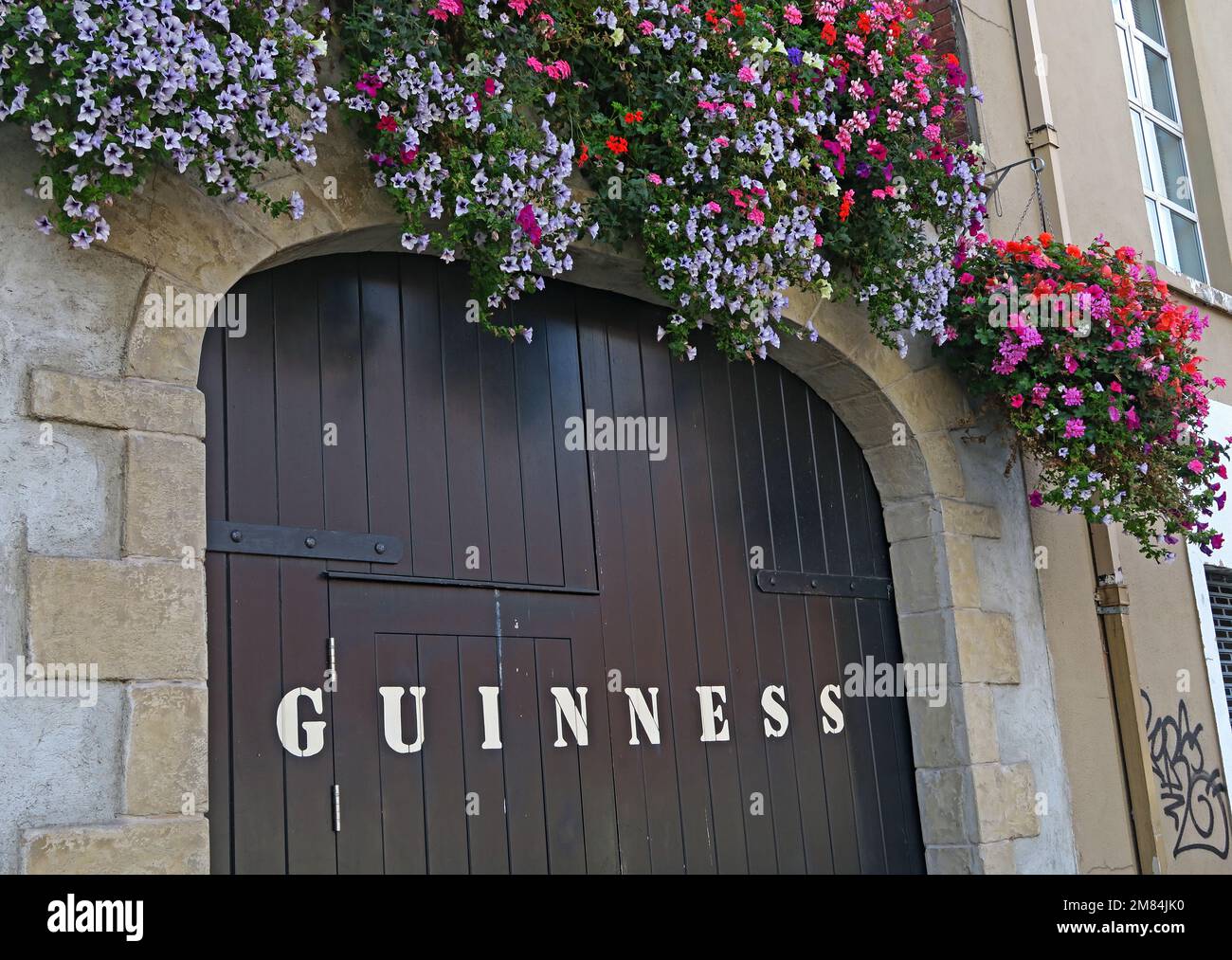 Porte de cour dans un bar, publicité Guinness stout sec, brassé à Dublin, Eire, Irlande Banque D'Images