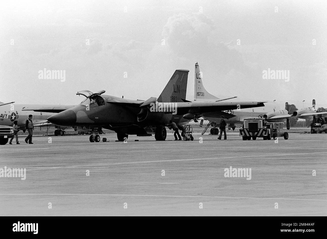 Le personnel de la ligne de vol travaille autour d'un F-111 en visite aux États-Unis 48th, aile de combat tactique de la Force aérienne. L'avion est basé en Angleterre. Base: Naval Air Station, Sigonella État: Sicile pays: Italie (ITA) Banque D'Images