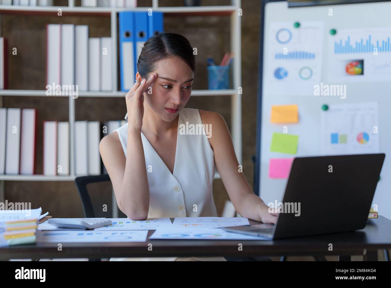 Femme d'affaires asiatique travaillant au bureau à domicile et analyse le document de rapport financier. Concept de comptabilité et de finance Banque D'Images