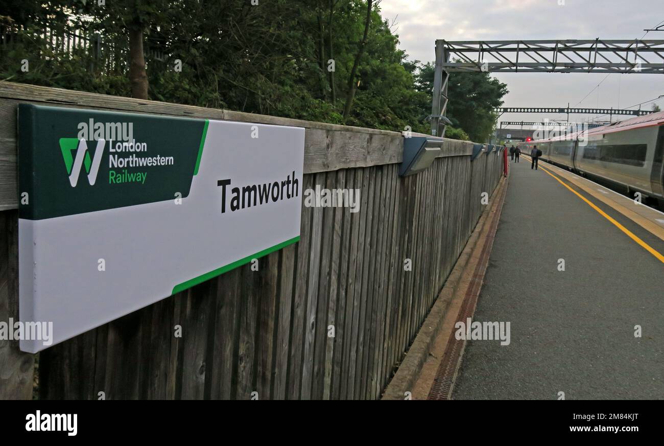 Pendolino WCML EMU Electric multiple Unit, à la gare de Tamworth, Staffordshire, West Midlands, Angleterre, Royaume-Uni, B79 7JT Banque D'Images