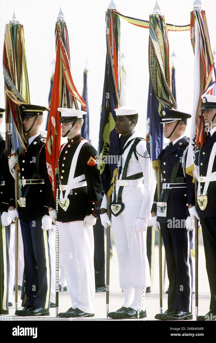 Une garde de couleur de service conjoint est à l'attention pendant la journée des forces armées de 1986. Base: Andrews Air Force base État: Maryland (MD) pays: États-Unis d'Amérique (USA) Banque D'Images