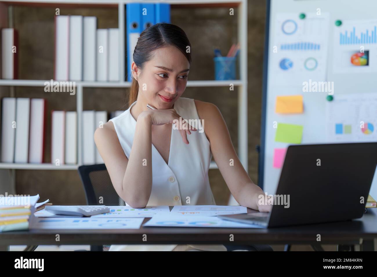 Femme d'affaires asiatique travaillant au bureau à domicile et analyse le document de rapport financier. Concept de comptabilité et de finance Banque D'Images