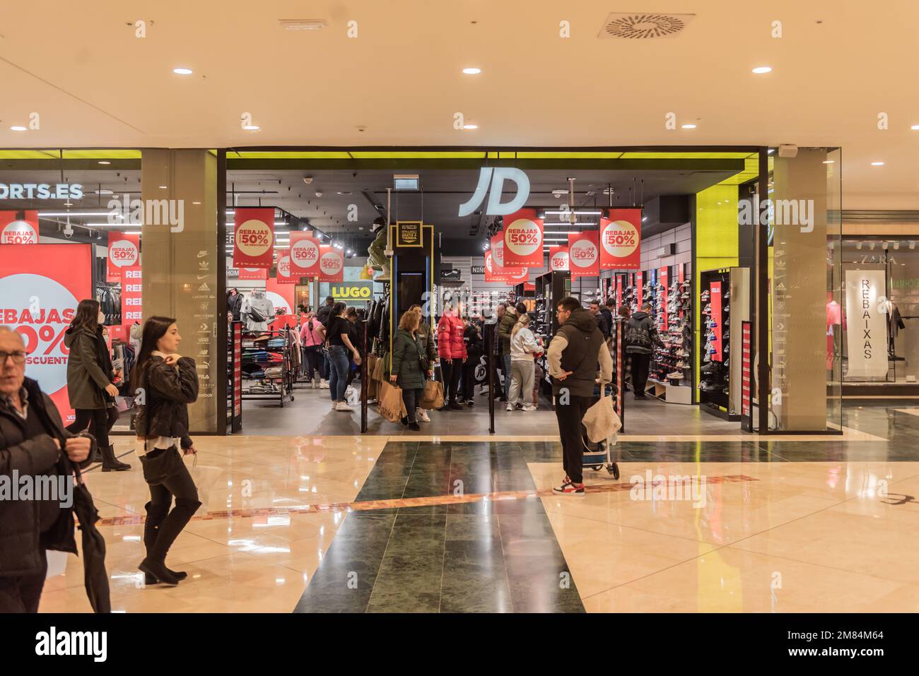 Lugo, Espagne. 7 janvier 2023: Premier jour de vente dans les boutiques jdsports de lugo. Banque D'Images