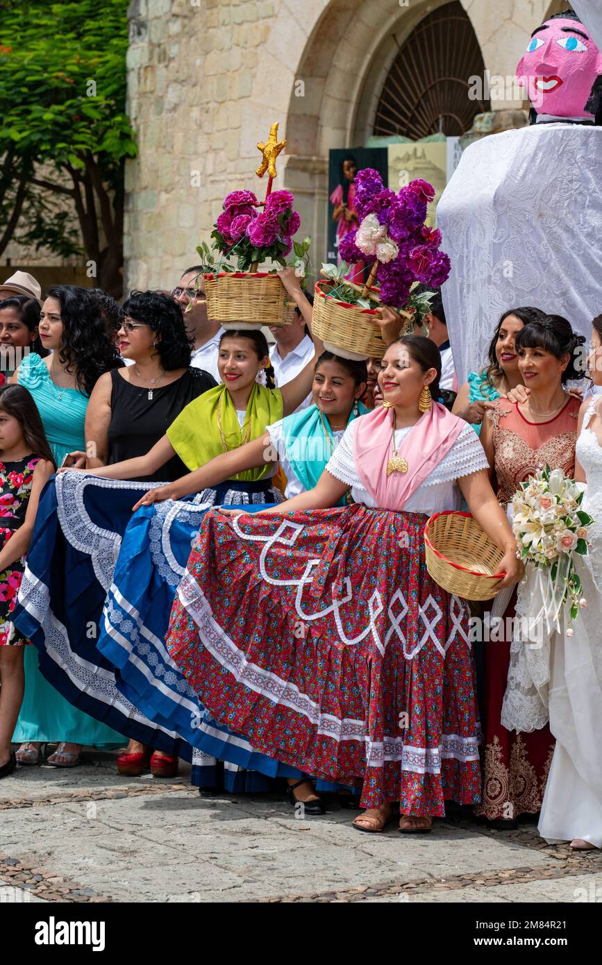 Les danseurs de Canatera se marient pour des photos lors d'une célébration de mariage à l'église de Saint-Domingue à Oaxaca, au Mexique. Banque D'Images