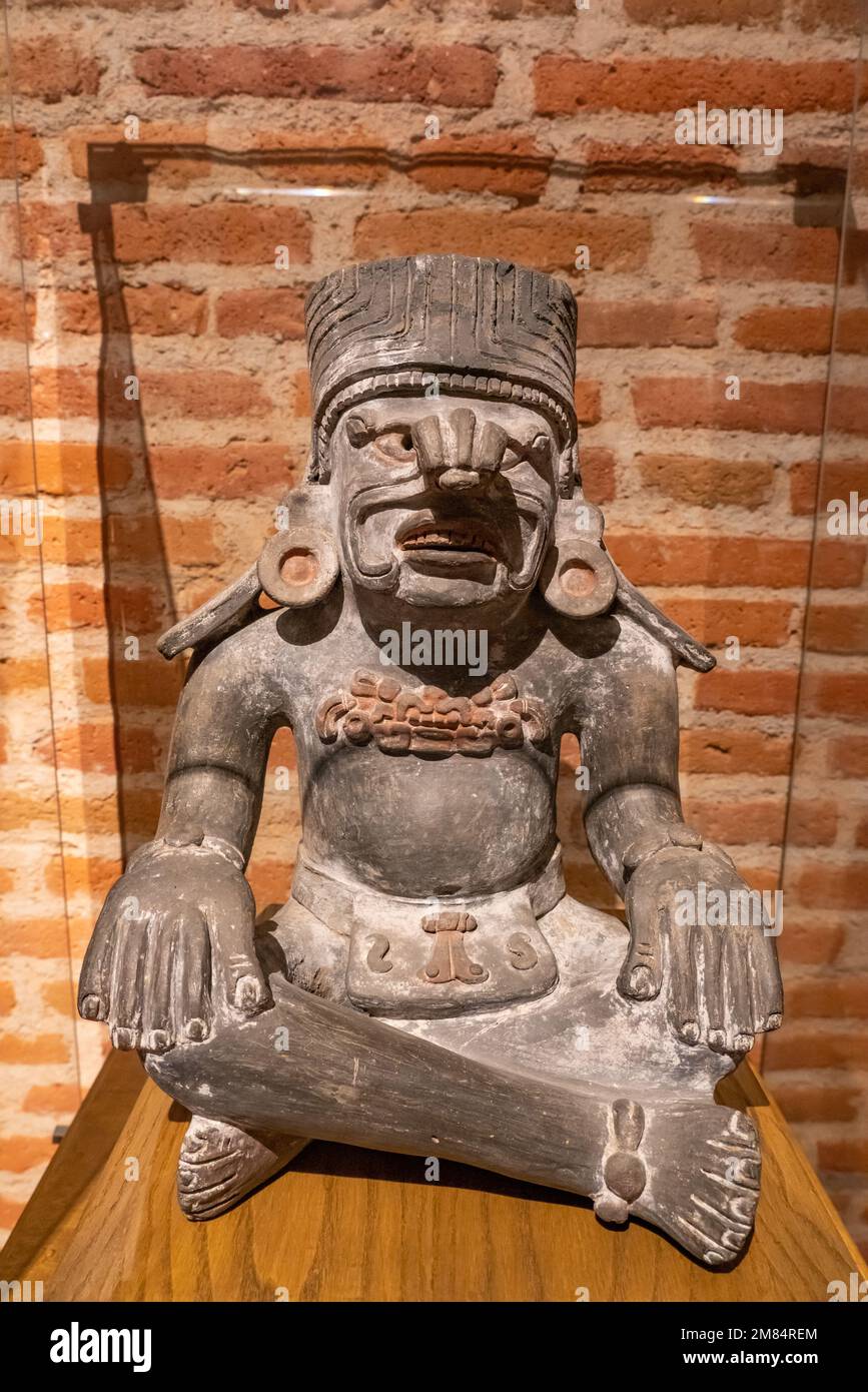 Urne funéraire en céramique avec les caractéristiques de Pitao Cozobi. Musée des cultures d'Oaxacan, Oaxaca, Mexique. Fin de la période classique, vers 900 C.E. Banque D'Images