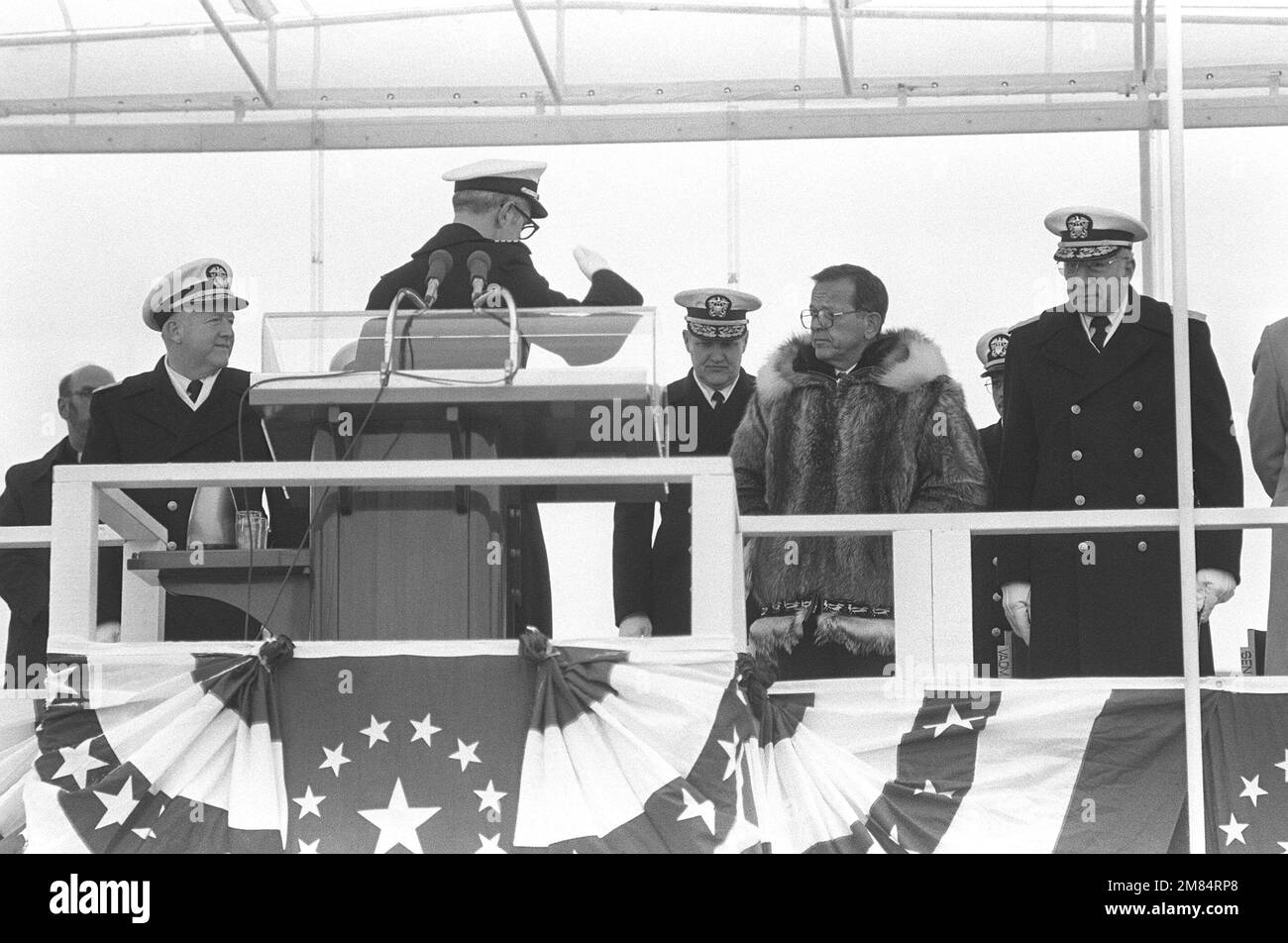 Le capitaine Paul L. Callahan, commandant (bleu) du sous-marin de missiles stratégiques à propulsion nucléaire USS ALASKA (SSBN 732), salue le sénateur Ted Stevens, R-Alaska, pendant la mise en service du navire. Le Vice-amiral Bernard M. Kauderer, commandant de la Force sous-marine de la flotte atlantique des États-Unis, est à droite. Base : base navale sous-marine, New London État : Connecticut (CT) pays : États-Unis d'Amérique (USA) Banque D'Images
