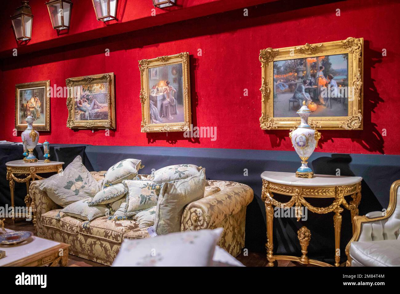 Le mobilier du vice-président syrien Rifaat al-Assad est exposé à la maison  de vente aux enchères de Drouot sur 12 janvier 2023 à Paris, en France. Une  paire de candélabres monumentaux estimés