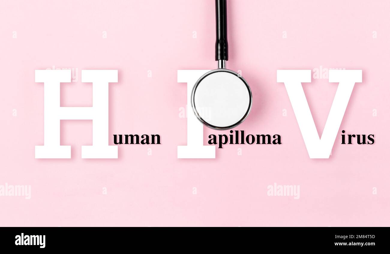 Virus du papillome humain ou HPV et stéthoscope médical sur fond rose, dépistage du cancer du col de l'utérus préventif chez les femmes concepts. Banque D'Images