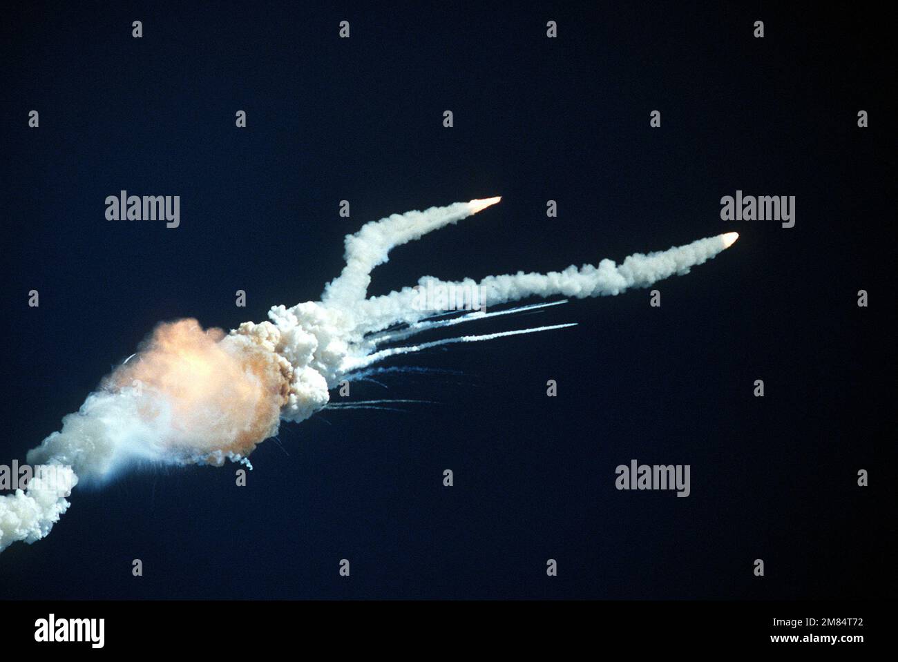 La navette spatiale Challenger explose 73 secondes après le décollage du Kennedy Space Center. (Septième vue dans une série de huit). Base: Cape Canaveral État: Floride (FL) pays: Etats-Unis d'Amérique (USA) Banque D'Images
