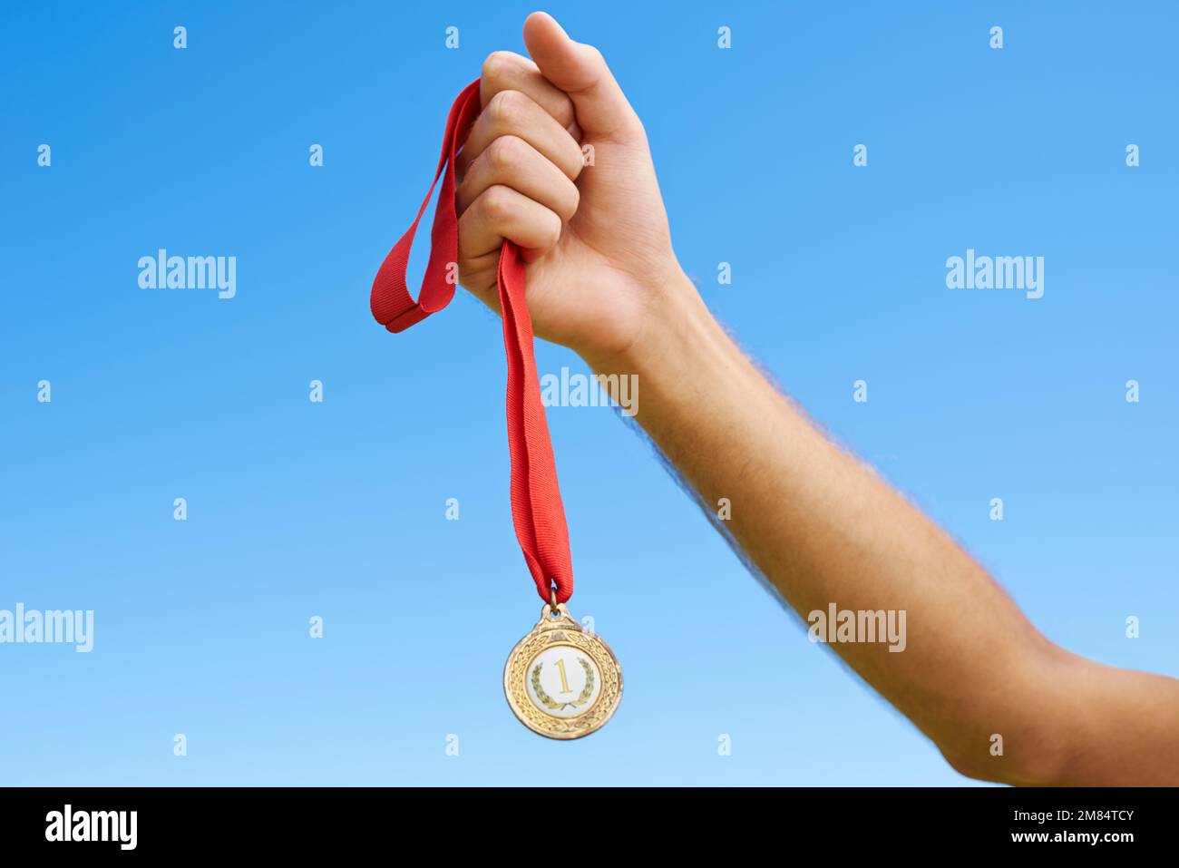 Il ne peut y avoir qu'une seule médaille d'or. une personne tenant une médaille d'or. Banque D'Images