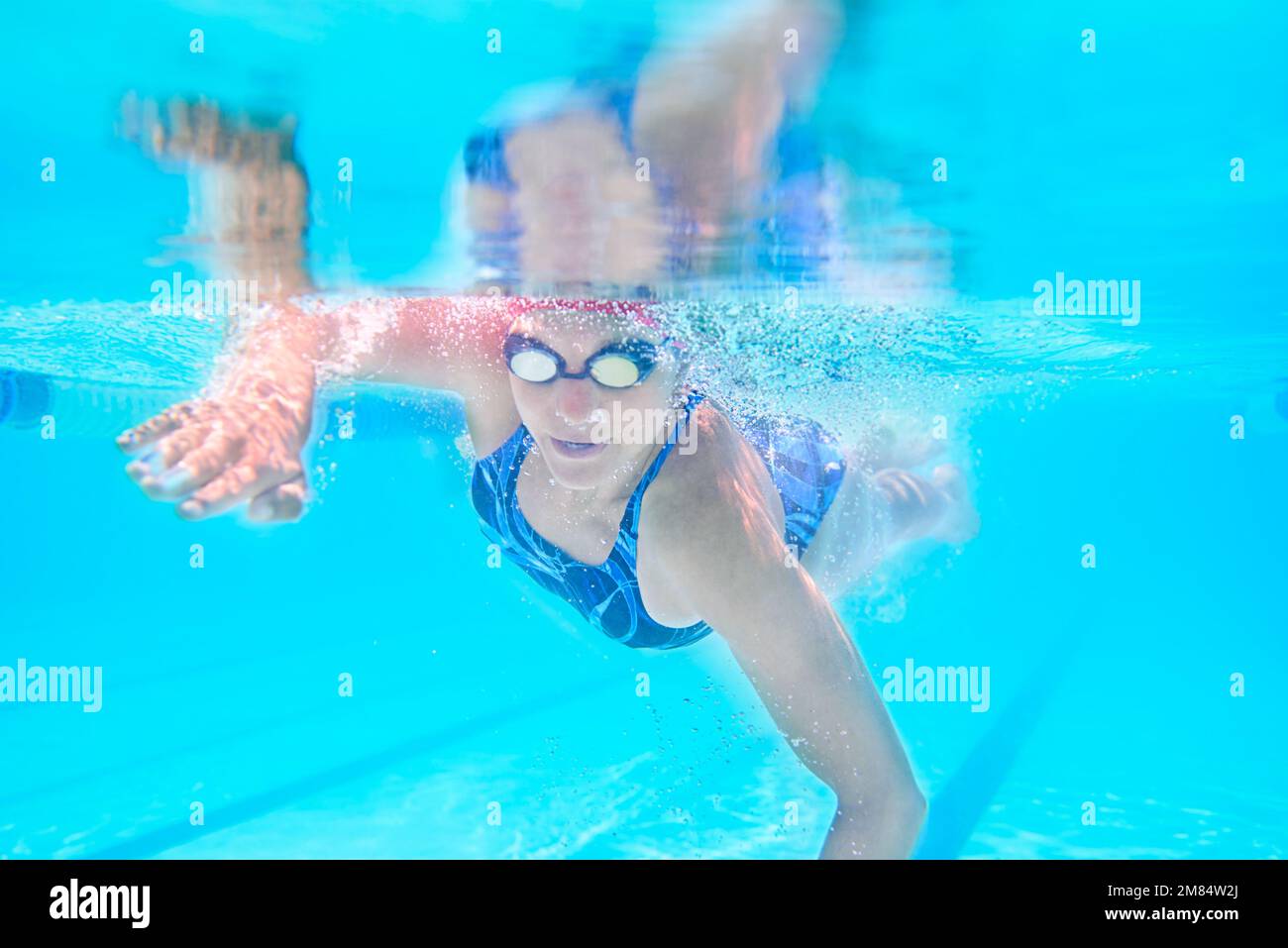 Nagez à votre meilleur. Photo sous l'eau d'une nageuse féminine. Banque D'Images