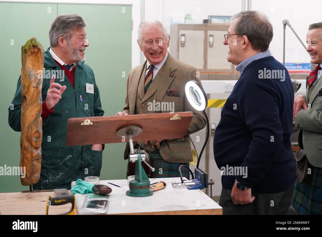 Le roi Charles III lors de sa visite à Aboyne et Mid Deeside Community Shed à Aboyne, Aberdeenshire, pour rencontrer des groupes locaux de soutien aux épreuves et visiter de nouvelles installations. Date de la photo: Jeudi 12 janvier 2023. Banque D'Images