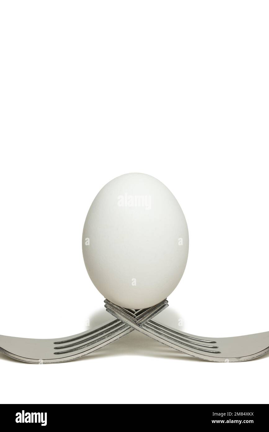 Oeuf debout sur deux fourches Banque D'Images