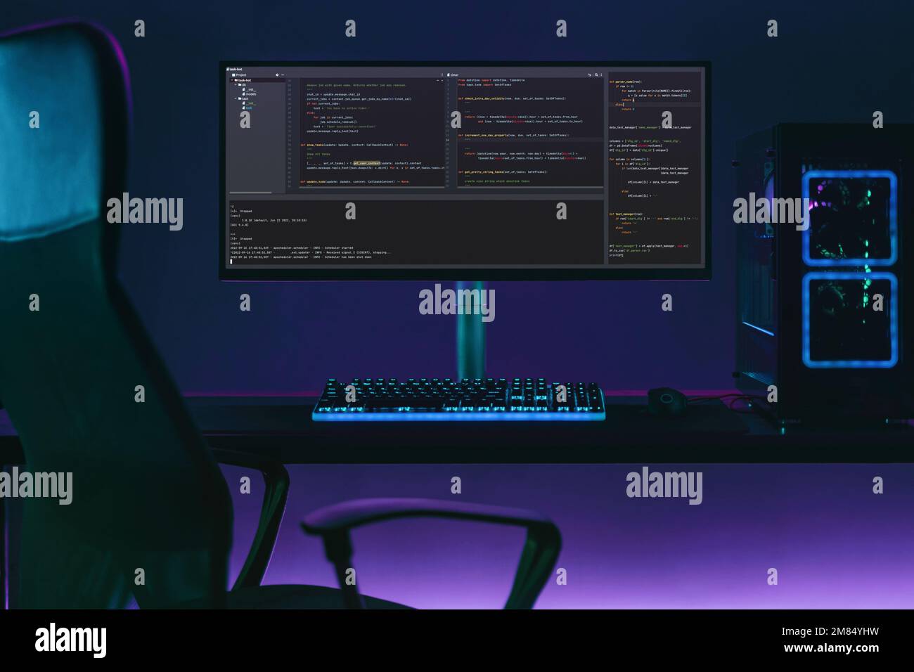 Un espace de travail de programmation vide avec un grand écran affiche le code. Bureau de codeur professionnel avec lampes au néon. Concept de science des données Banque D'Images