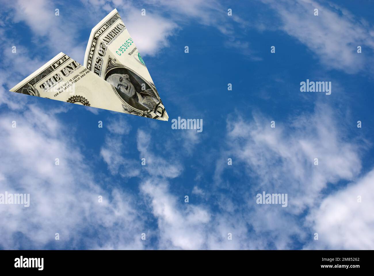 Un billet de dollar volant dans le ciel Banque D'Images