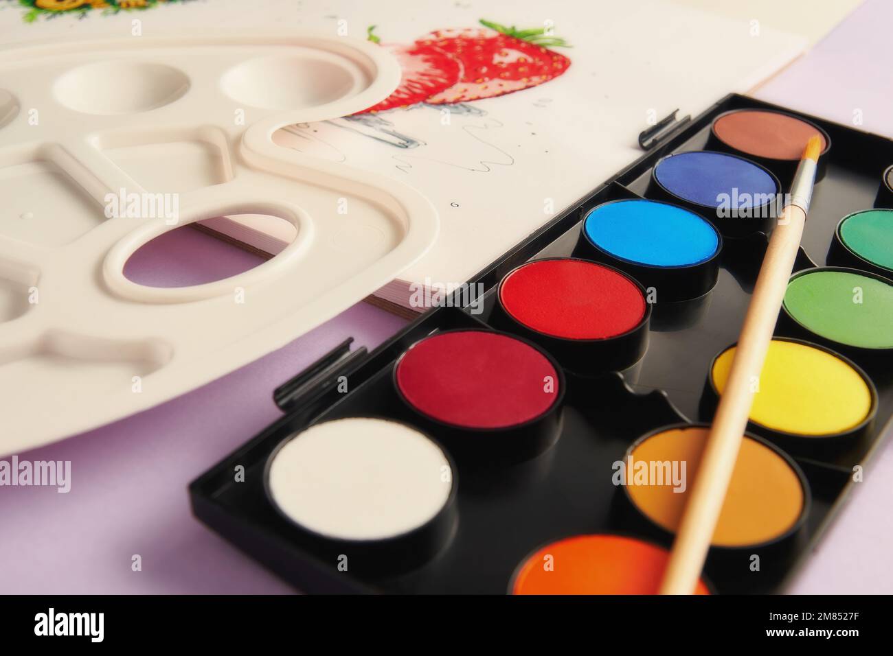 Peintures colorées, pinceau, palette et une image de fruits en perspective. Activités de loisirs et passe-temps. Modèle d'image en tons Banque D'Images