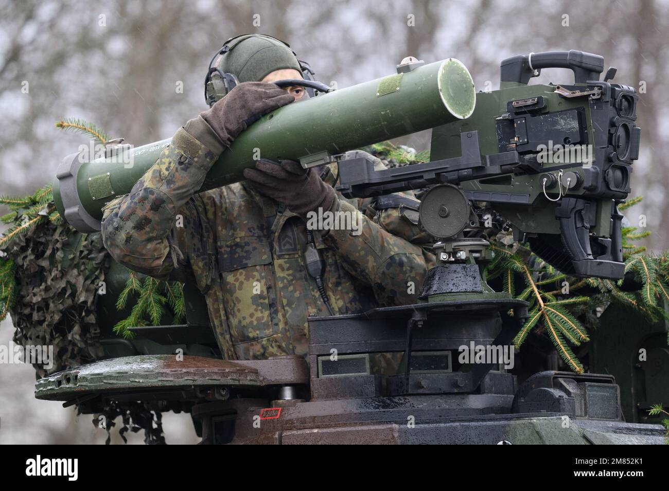 Marienberg, Allemagne. 12th janvier 2023. Un fantassin blindé monte une section de l'arme anti-char 'MELLS' sur un véhicule de combat d'infanterie Marder lors de la visite du ministre allemand de la Défense au bataillon d'infanterie armoré de 371 à l'Erzgebirgskaserne. En plus de présenter les capacités des soldats de guerre blindés avec leurs véhicules de combat d'infanterie Marder, le ministre a pour principal objectif de tenir des pourparlers avec les soldats déployés pour la Force de réaction rapide de l'OTAN (FJT). Crédit : Robert Michael/dpa/Alay Live News Banque D'Images