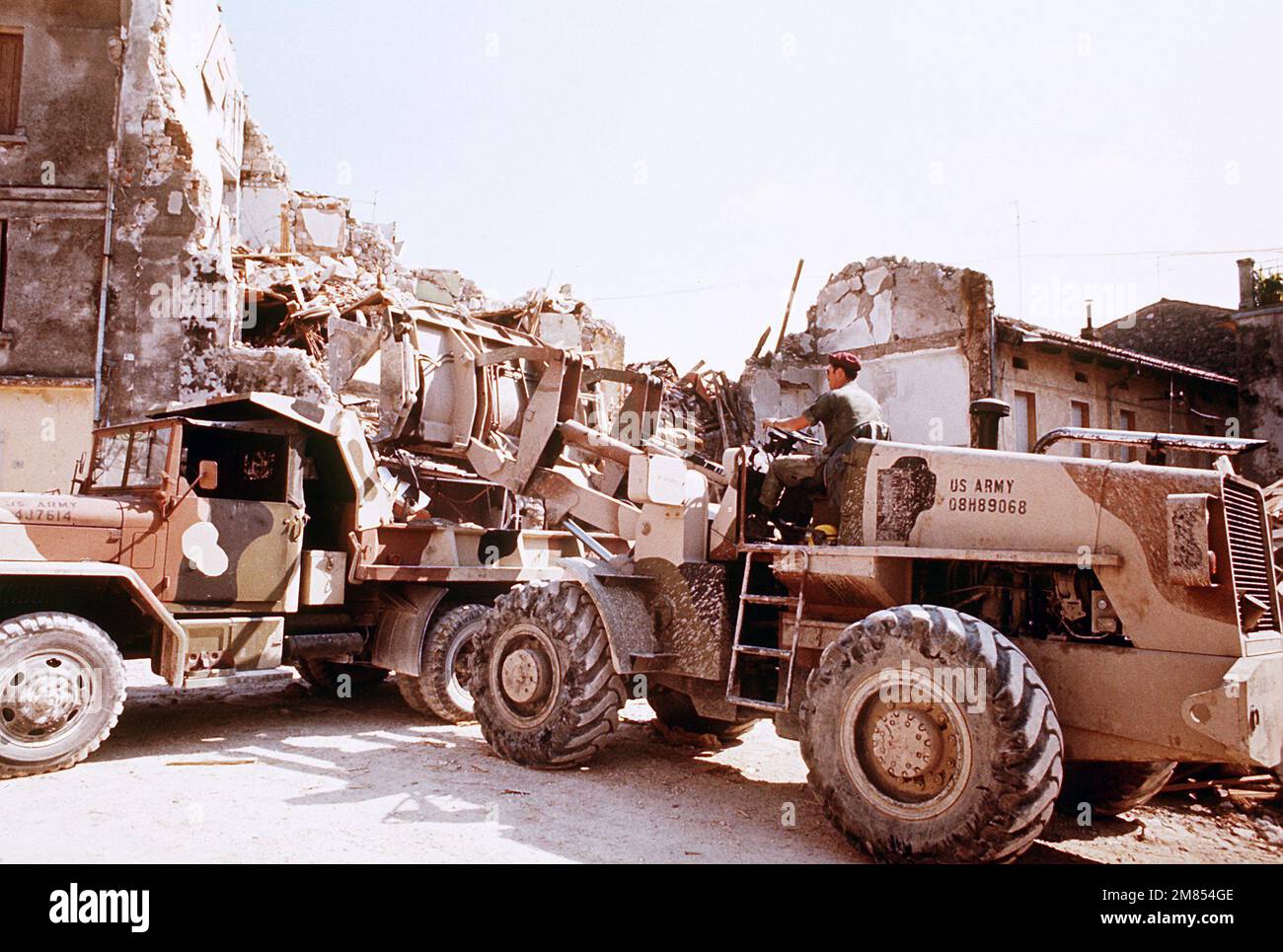 Les parachutistes de l'armée participent à des opérations de nettoyage à la suite d'un grave tremblement de terre. Base: Tolmezzo pays: Italie (ITA) Banque D'Images