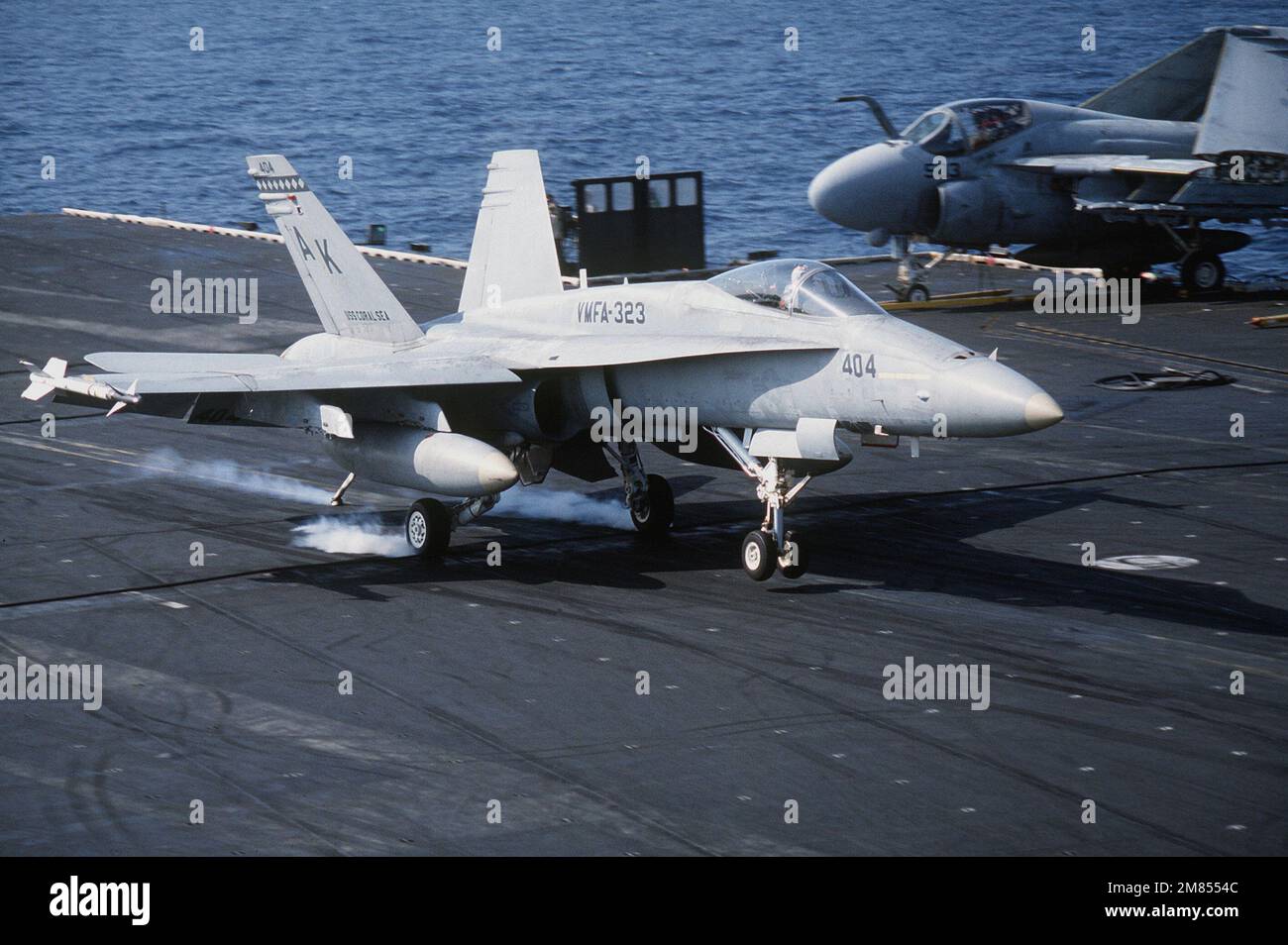 Un avion F/A-18A Hornet du Marine Fighter Attack Squadron 323 (VMFA-323) atterrit à bord du porte-avions USS CORAL SEA (CV-43) pendant les opérations de vol au large de la côte libyenne. L'avion est armé de missiles AIM-9 Sidewinder sur les extrémités de l'aile. Pays: Mer méditerranée (MED) Banque D'Images