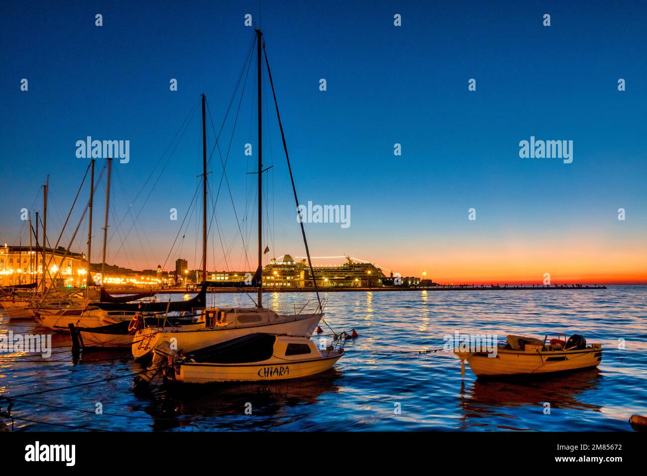 Bateaux dans le vieux port de Trieste, Italie Banque D'Images