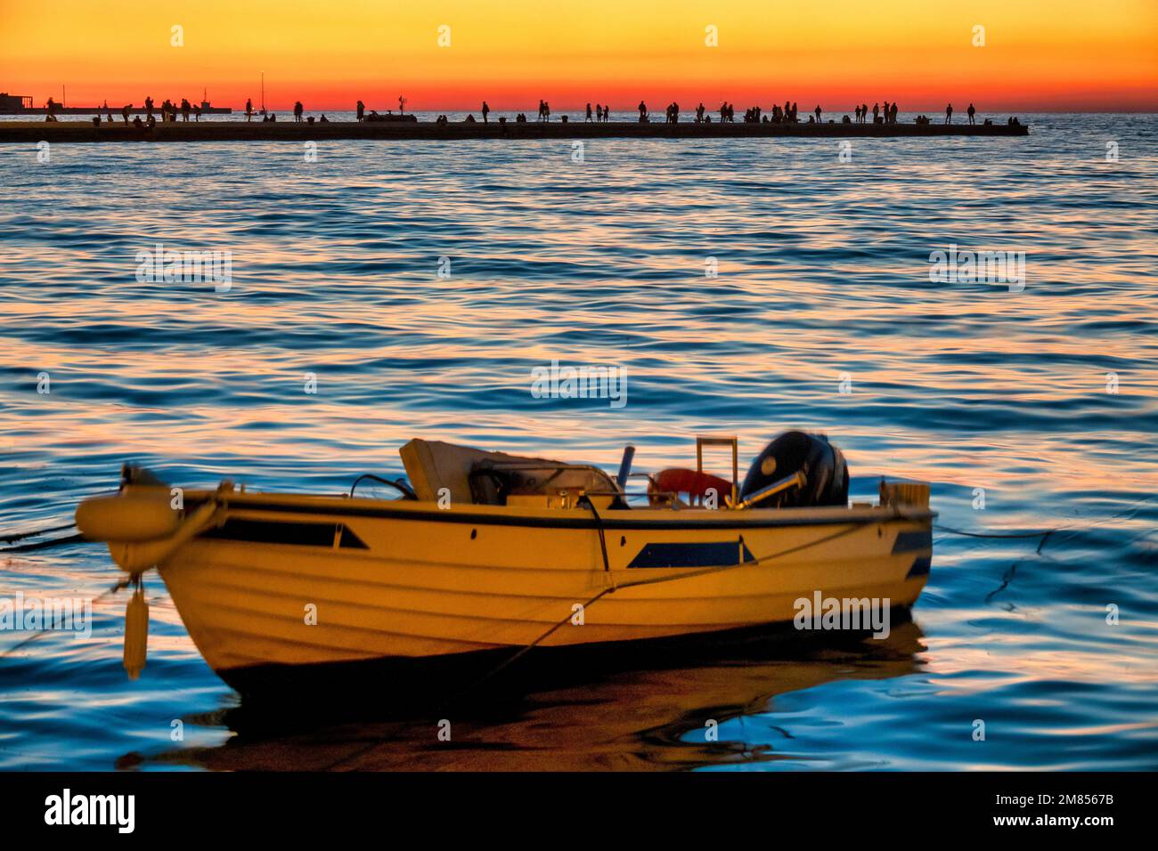 Bateaux dans le vieux port de Trieste, Italie Banque D'Images