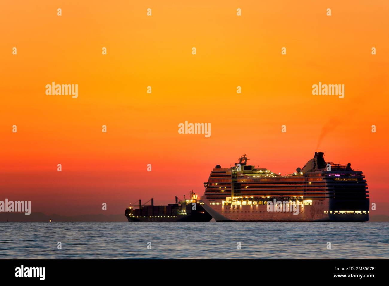 Bateau de croisière dans le vieux port de Trieste, Italie Banque D'Images
