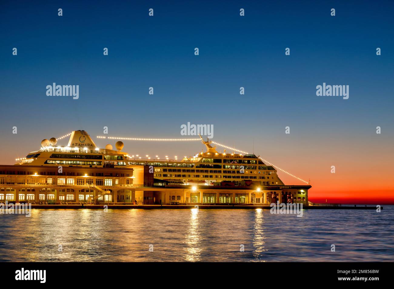 Bateau de croisière dans le vieux port de Trieste, Italie Banque D'Images