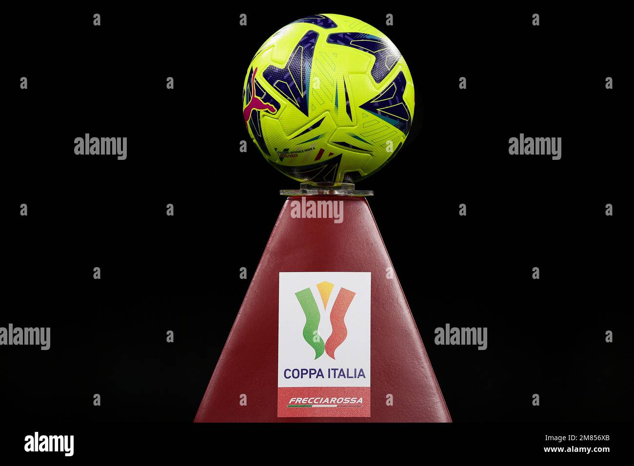 Milan, Italie. 11 janvier 2023. La Serie Une balle de match officielle Puma Orbita est vu sur une plinthe portant le logo de Coppa Italia avant le match de football de Coppa Italia entre AC Milan et Torino FC. Credit: Nicolò Campo/Alay Live News Banque D'Images