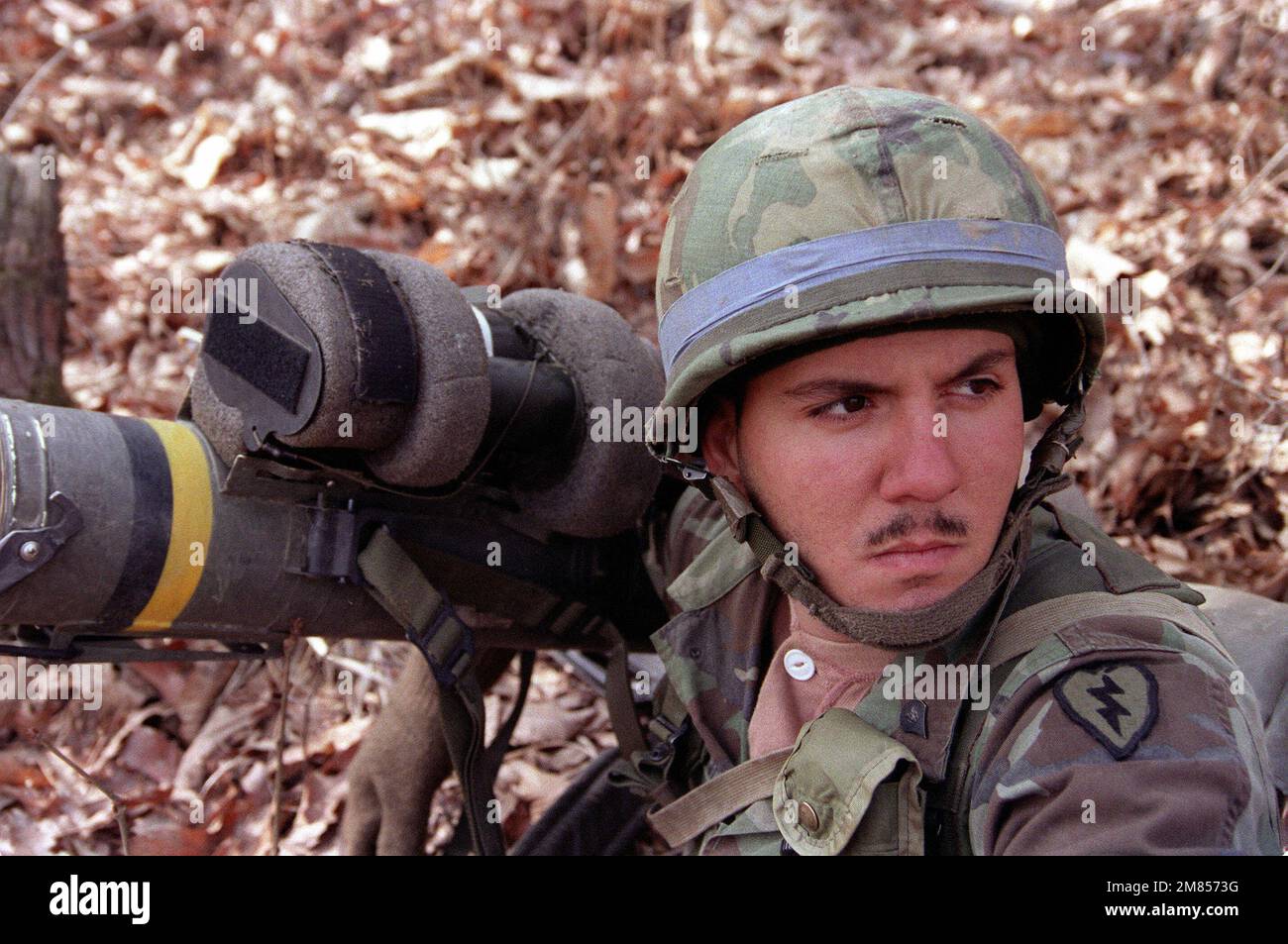 Un soldat de the1st BN., 14th Inf., 25th Inf. Dive., armé d'une arme antichar M-47 Dragon, cherche à avancer les forces opposées pendant l'exercice conjoint États-Unis/Corée du Sud Spirit '86. Sujet opération/série: TEAM SPIRIT '86 pays: Corée du Sud Banque D'Images Un soldat de the1st BN., 14th Inf., 25th Inf. Dive., armé d'une arme antichar M-47 Dragon, cherche à avancer les forces opposées pendant l'exercice conjoint États-Unis/Corée du Sud Spirit '86. Sujet opération/série: TEAM SPIRIT '86 pays: Corée du Sud Banque D'Images