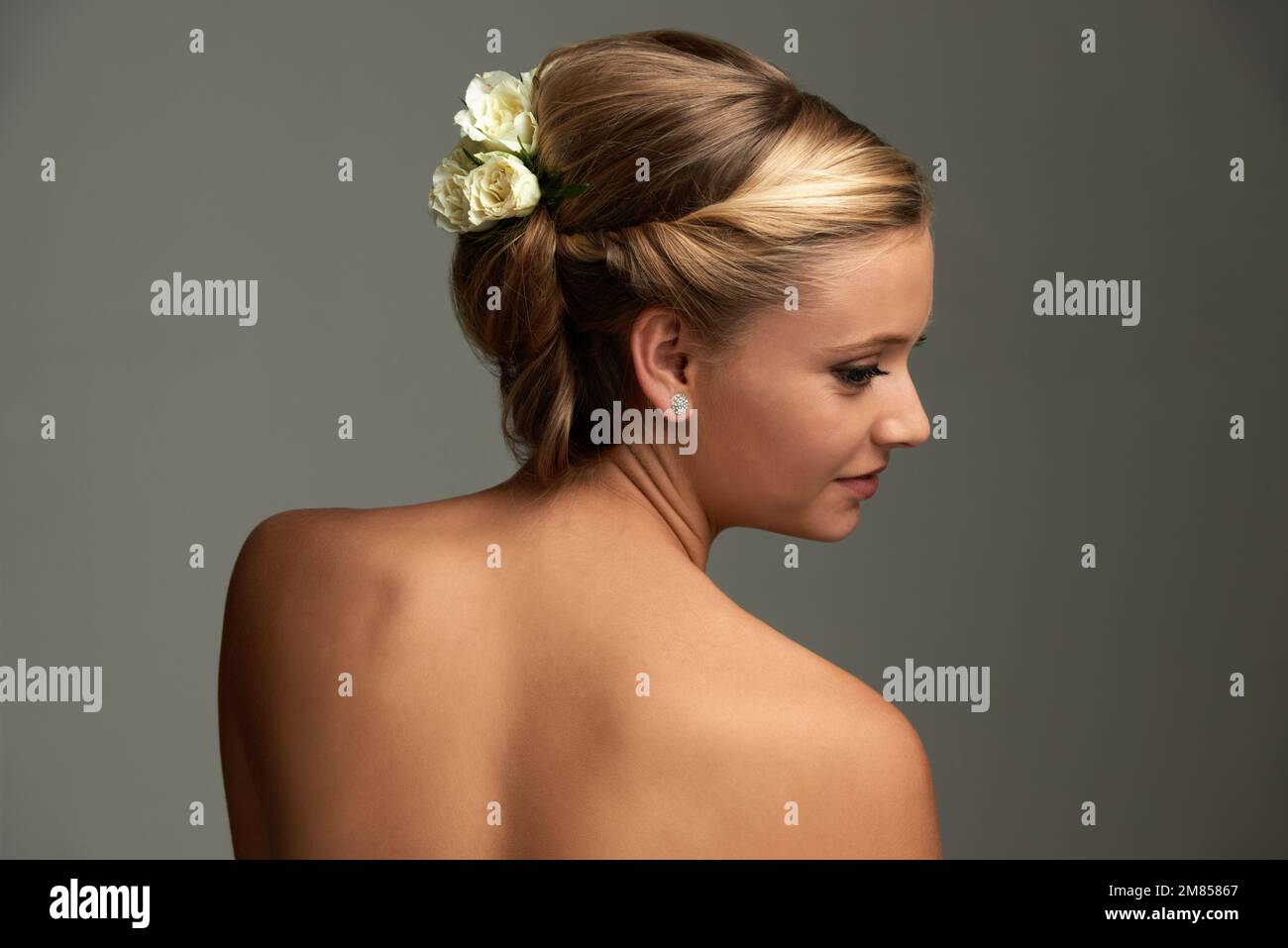On a l'impression d'être une princesse. Portrait en studio d'une jeune femme attrayante avec une fleur dans ses cheveux. Banque D'Images