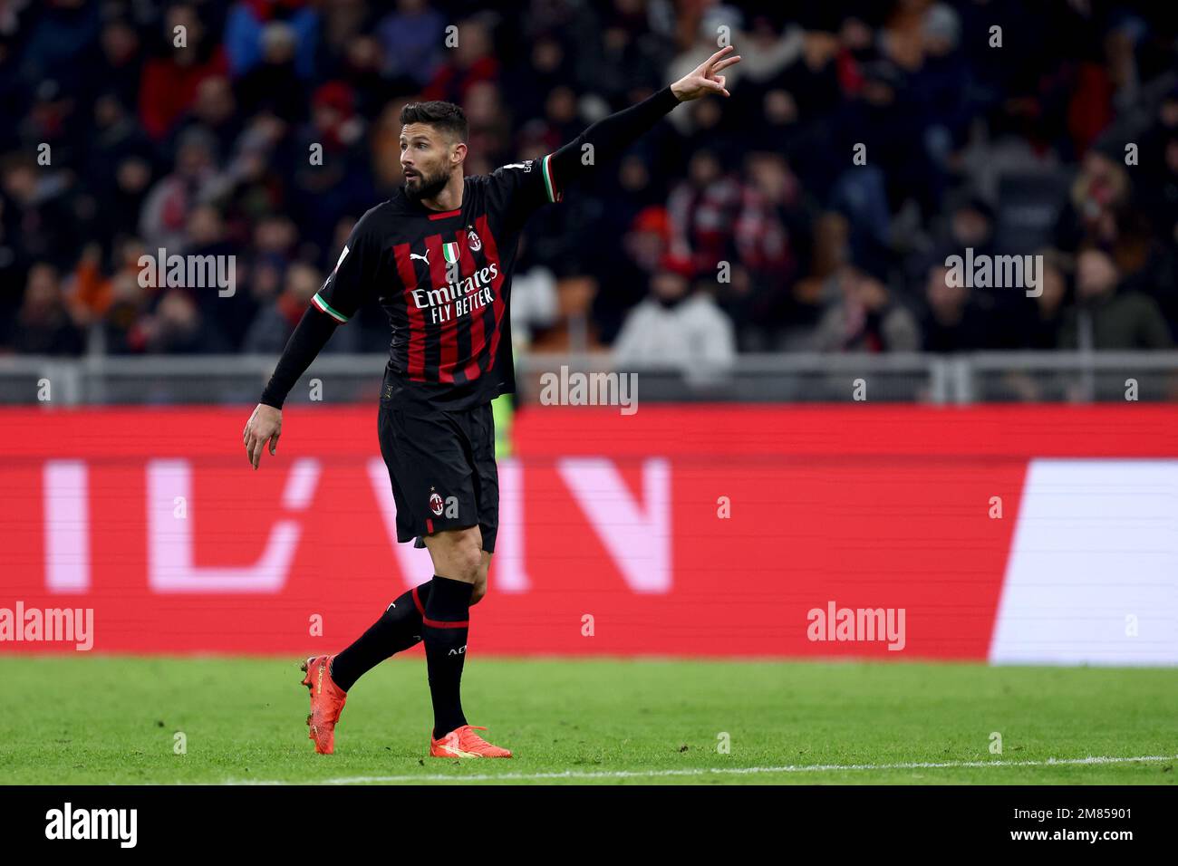 Olivier Giroud de l'AC Milan gestes pendant le match de football de Coppa Italia entre l'AC Milan et le Torino FC au Stadio Giuseppe Meazza sur 11 janvier 2023 à Milan, Italie . Banque D'Images