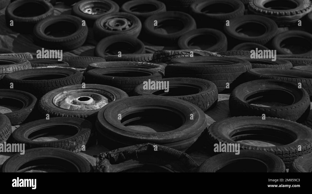 Une pile de vieux pneus usagés le long de la route D90 [route départementale 90] de Lorquin à Hattigny Grand est dans le nord-est de la France. Banque D'Images