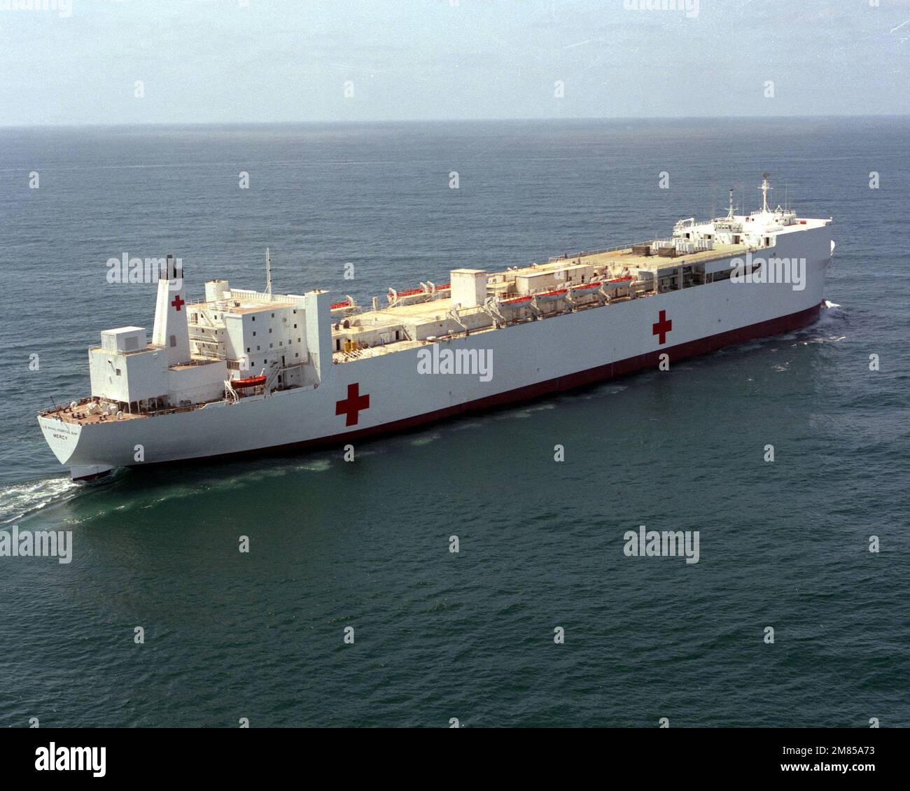 Une vue à tribord du navire-hôpital USNS MERCY (T-AH-19) en cours pendant les essais en mer. Pays : Océan Pacifique (POC) Banque D'Images