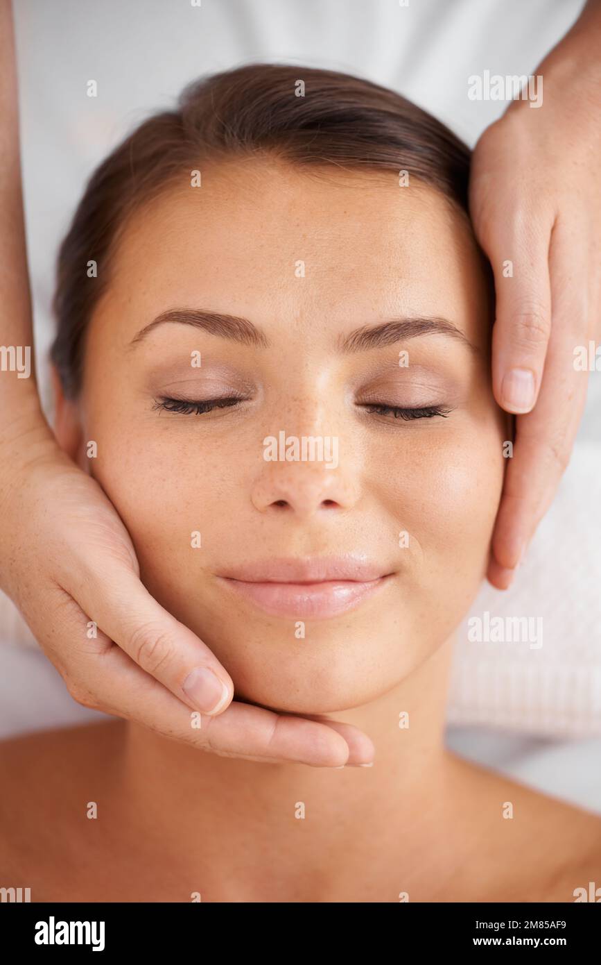 Se déplacer dans le bon espace de tête. Vue en grand angle d'une jeune femme allongé dans un spa recevant un massage de la tête. Banque D'Images