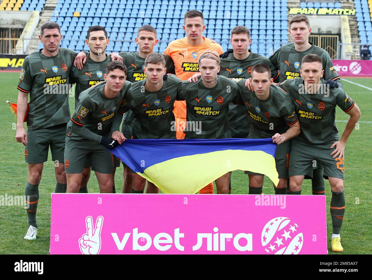 Uzhhorod, Ukraine - 19 novembre 2022: Les joueurs de Shakhtar Donetsk posent pour une photo de groupe avant le jeu DE la première Ligue ukrainienne VBET contre SC Dnipro-1 au stade Avanhard d'Uzhhorod, Ukraine Banque D'Images