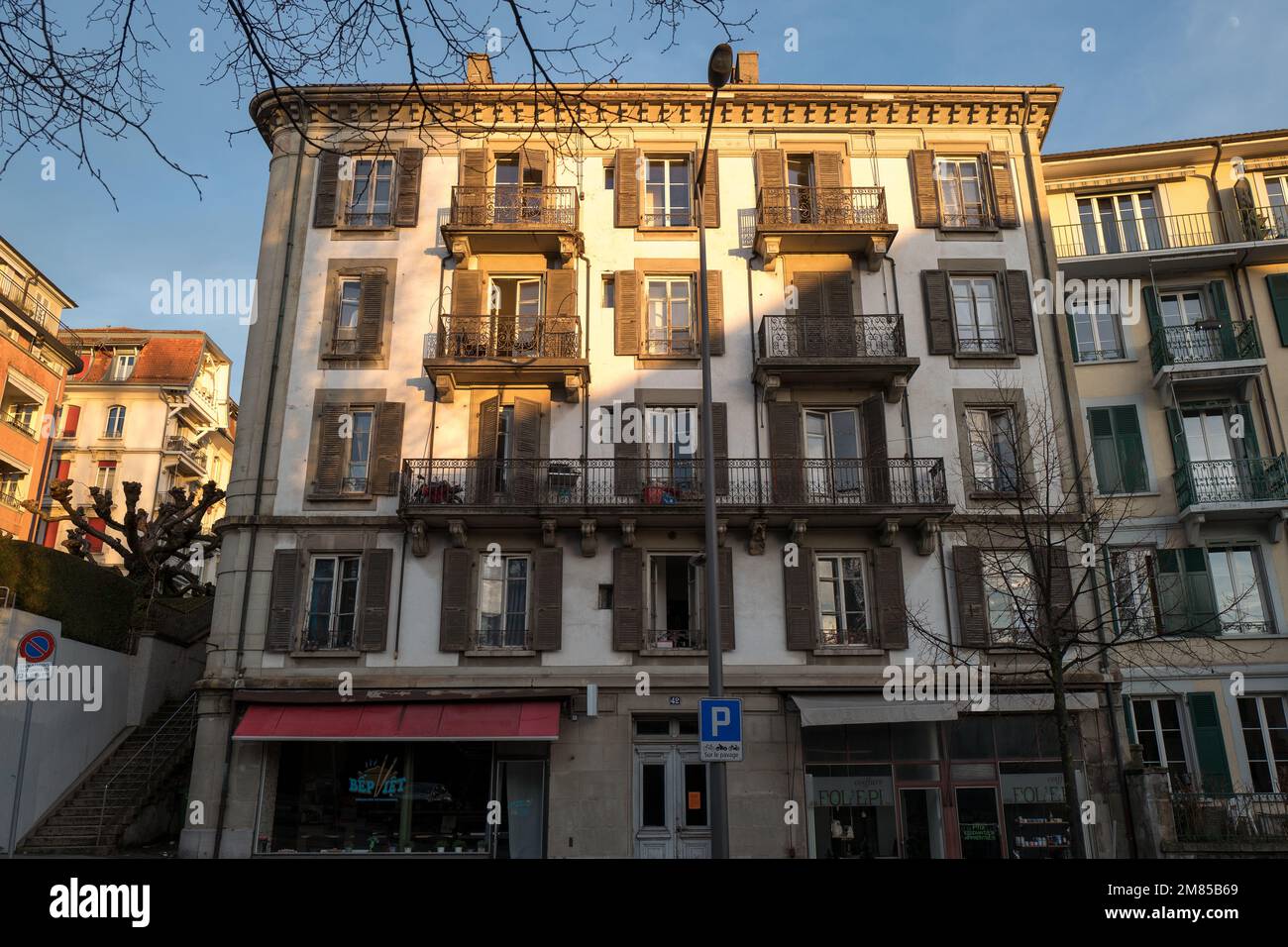 Un bâtiment typique de quatre étages en pierre avec balcons dans le centre de Lausanne Suisse pendant le coucher du soleil Banque D'Images