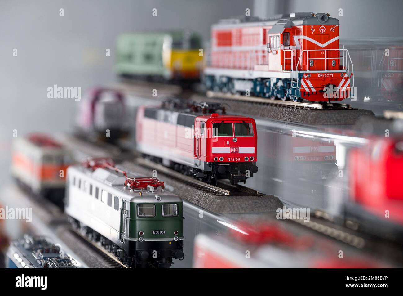 Sonneberg, Allemagne. 12th janvier 2023. Plusieurs modèles de locomotives de la société Piko se trouvent dans un coffret d'exposition en marge d'une conférence de presse. Piko Spielwaren GmbH présente de nouveaux modèles de trains lors de sa conférence de presse annuelle. D'autres sujets sont les chiffres d'affaires pour 2022 et la planification annuelle pour 2023. (À dpa 'fabricant de train de modèle Piko avec de nombreux nouveaux produits dans son programme') Credit: Daniel Vogl/dpa/Alamy Live News Banque D'Images