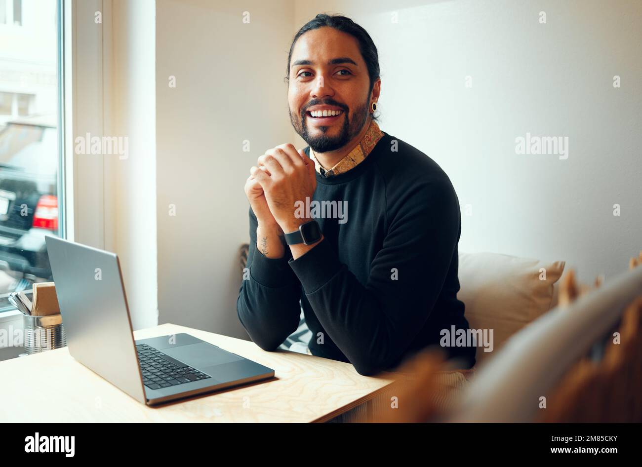 Portrait sourire, café de démarrage ou homme avec ordinateur portable pour les médias sociaux, le réseautage ou la revue de contenu de blog. Responsable, heureux ou employé du café avec le technicien Banque D'Images