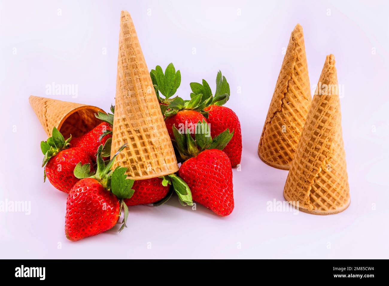 Fraises fraîches et gaufres sur fond blanc Banque D'Images