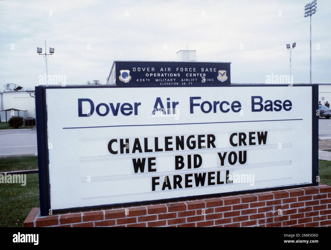 Une vue du message sur un panneau à bord de la base. La navette spatiale Challenger a explosé peu après le décollage sur 28 janvier 1986, tuant les sept membres de son équipage. Base: Dover Air Force base État: Delaware (DE) pays: Etats-Unis d'Amérique (USA) Banque D'Images