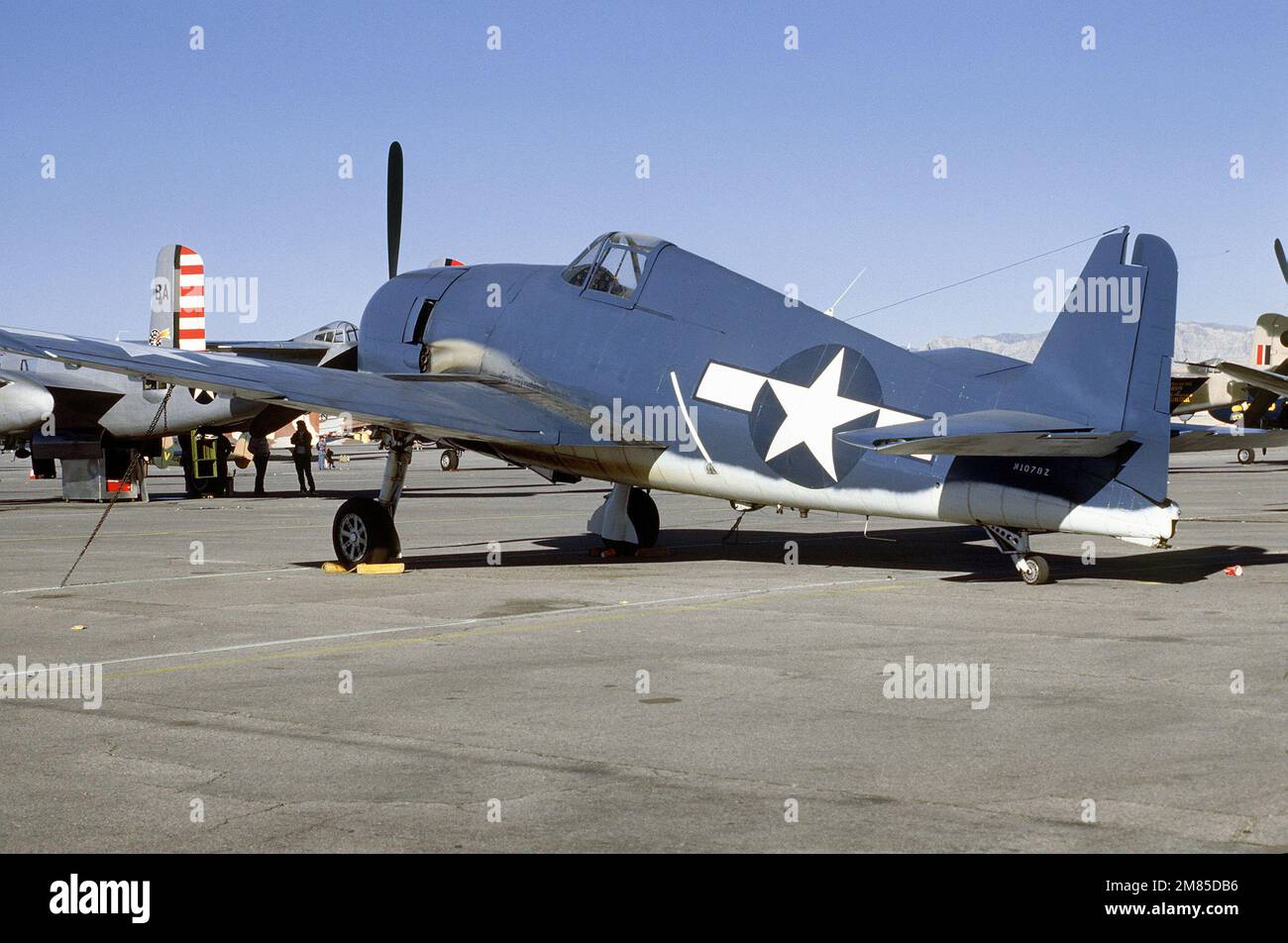 Vue du côté gauche d'un avion F6F de chasse « Hellcat » construit par Grumman sur la ligne de vol de l'aéroport McCarren, Las Vegas, Nevada, pendant le rassemblement de l'USAF de la convention des Eagles. Date exacte prise de vue inconnue. Pays : inconnu Banque D'Images