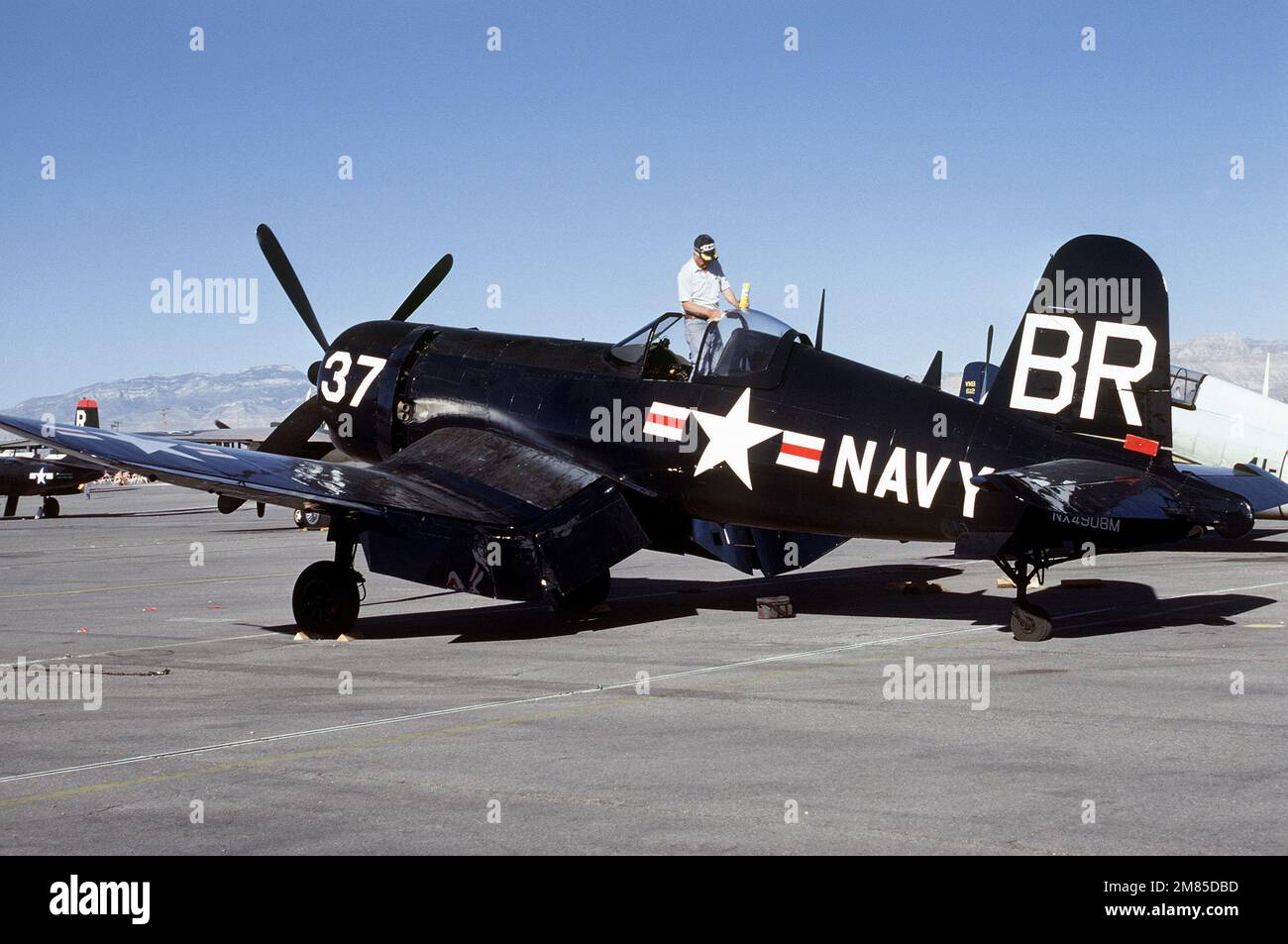 Vue de trois quarts arrière d'un Vought a construit F4U avions de chasse « Corsair » sur la ligne de vol de l'aéroport McCarren, Las Vegas, Nevada, lors du rassemblement de l'USAF de la convention Eagles. Date exacte prise de vue inconnue. Pays : inconnu Banque D'Images