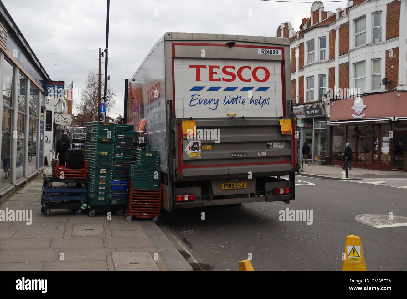 LONDRES, Royaume-Uni - 11 janvier 2023 : camion de livraison Tesco stationné dans la rue. Banque D'Images