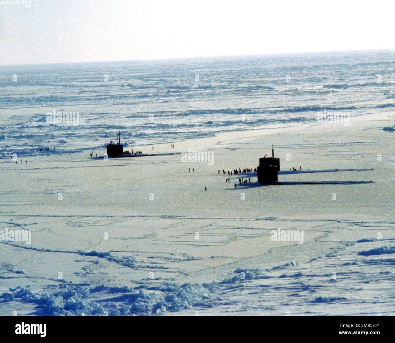 Une vue surélevée des sous-marins d'attaque USS RAY (SSN-653), USS HAWKBILL (SSN-666) et USS ARCHERFISH (SSN-678) a fait surface au pôle Nord géographique. C'est la première fois que trois sous-marins nucléaires sont simultanément apparus au poteau. Pays: Océan Arctique Banque D'Images