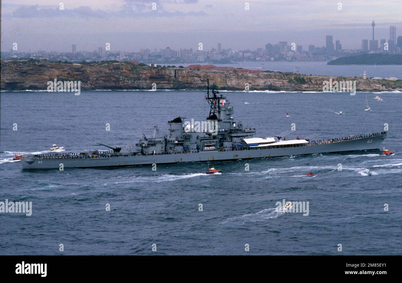 USS Missouri (BB-63) est un navire de guerre de classe Iowa construit pour la marine américaine (USN) en 1940s et est actuellement un navire de musée. Achevée en 1944, elle est le dernier cuirassé commandé par les États-Unis. Le navire a été affecté au théâtre du Pacifique pendant la Seconde Guerre mondiale, où elle a participé aux batailles d'Iwo Jima et d'Okinawa et a bombardé les îles d'origine japonaise. Son quai était le site de la capitulation de l'Empire du Japon, qui a mis fin à la Seconde Guerre mondiale Elle a été appelée le cuirassé le plus historique du monde. Banque D'Images